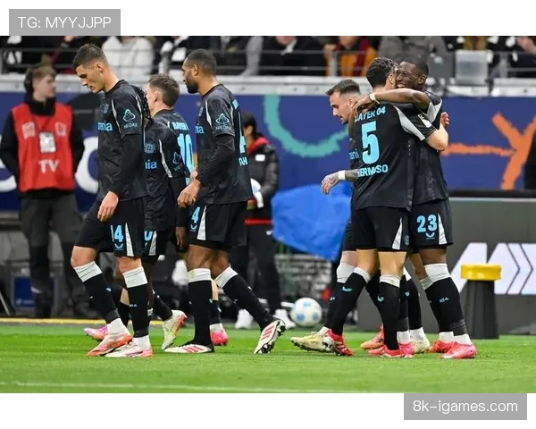 德甲战报:勒沃库森4-1大胜,两粒进球源于边翼卫套边拉开的肋部空档 德甲战报:勒沃库森4-1大胜,两粒进球源于边翼卫套边拉开的肋部空档